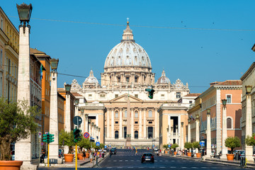 Obraz premium St. Peter's basilica from Conciliazione street, Vatican, Italy