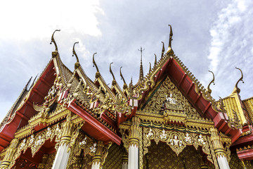 Naklejka premium Thai Buddhist arched entrance against with blue sky