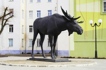 The moose sculpture was installed in Tilsit (now Sovetsk) in the square before the theatre (Anger) June 29, 1928. Author Ludvig Hardemeyer