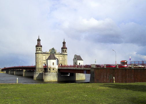  Queen Louise Bridge