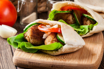 Pita bread with falafel and fresh vegetables