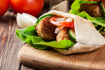 Pita bread with falafel and fresh vegetables