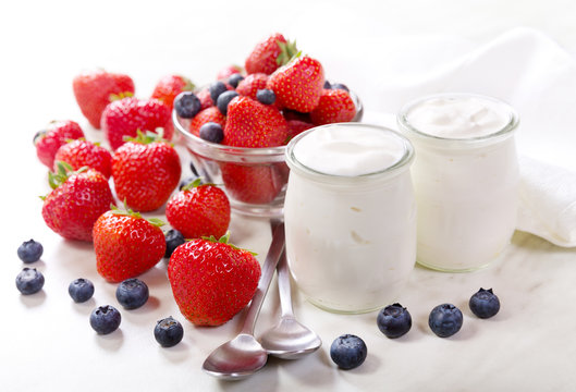 greek yogurt with fresh fruits