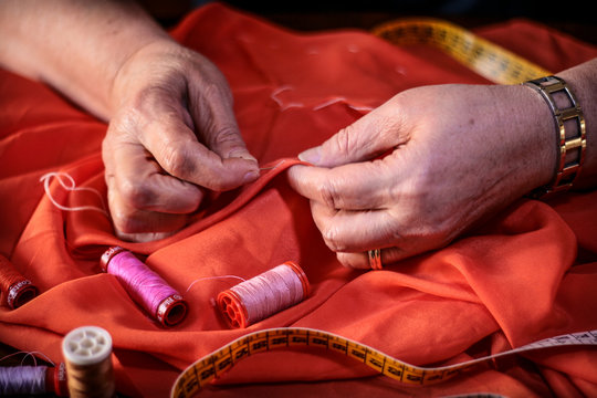 sarta,cucire,cucito,abito su misura,ago,filo,mani,ditale,artigiano,vestito,abito,moda,stoffa,metro,donna,pizzo,ricamo,ricamatrice