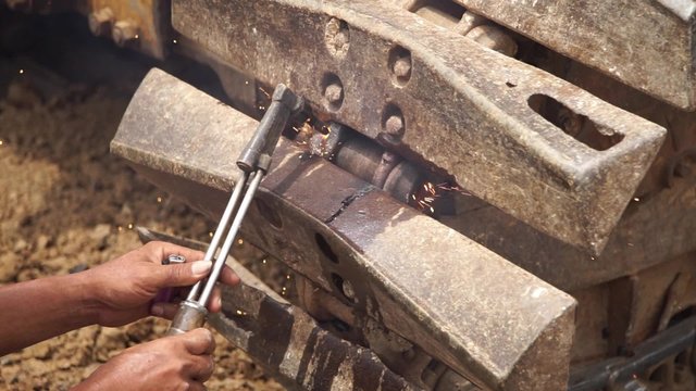 Repairing dumper wheel with oxy fuel gas steel cutting
