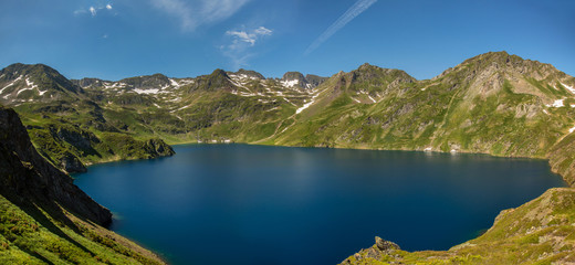 Fototapeta na wymiar Lac Bleu de Lesponne Pyrénées