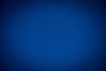 Blauer Nachthimmel mit vielen Sternen