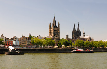 Blick auf Köln von der Rheinseite