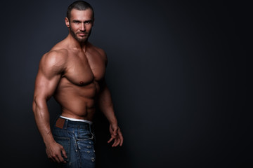 Obraz na płótnie Canvas Handsome muscular man posing