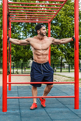 Obraz premium Muscular man posing on the street