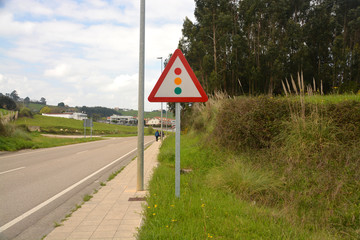 señal de advertencia en la carretera