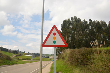 señal de advertencia en la carretera