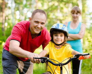 Obraz premium sports family having fun in the forest