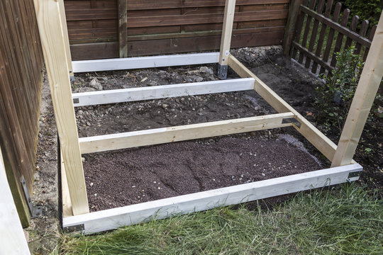 Rohbau f&uuml;r Gartenhaus - Verstrebung aus Holzbalken
