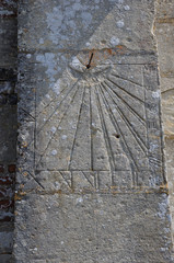 Cadran solaire sur l'église de Nojeon-en-Vexin