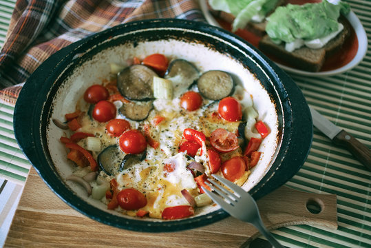 Scrambled eggs with grilled tomatoes and vegetables