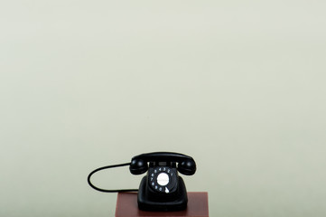 黒電話,灰色の背景