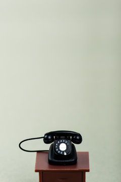 黒電話,灰色の背景