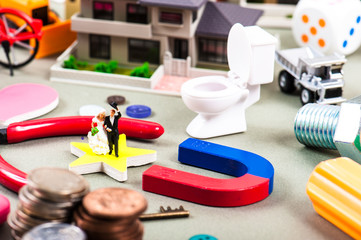 新婚夫婦と散らかった部屋