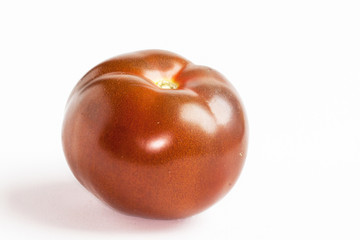 Tomate d'antan grenat  ronde sur fond blanc