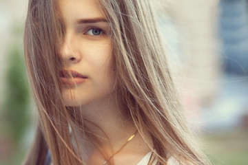 Fototapeta premium Zbliżenie zmysłowy portret piękna dziewczyna outdoors