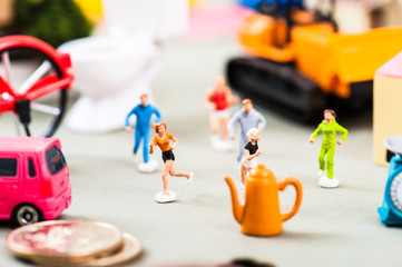 ジョギングする人々とたくさんの物