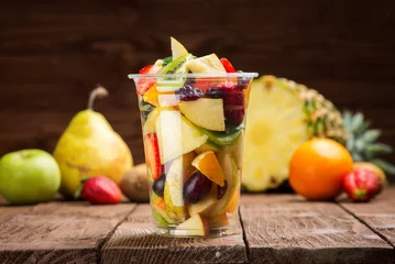 Cercles muraux Fruits Salade de fruits à emporter