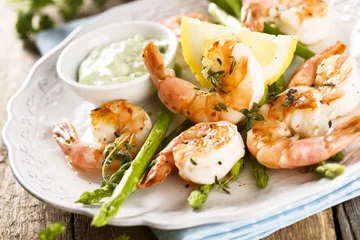 Fototapete Grilled shrimps with asparagus and wild garlic sauce © marysckin