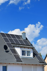 Nutzung der Sonnenenergie auf Reihenhausdach