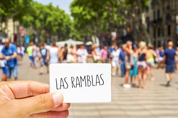 Photo sur Aluminium Barcelona l& 39 homme montre une pancarte avec le texte Las Ramblas, à Las Ramblas