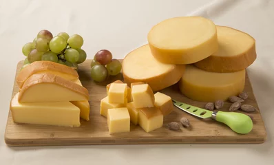 Foto auf Acrylglas Different cheeses on a cutting board, delicious food © paulovilela