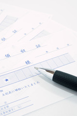 領収証とボールペン