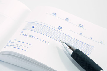 領収証とボールペン