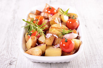 baked potato with tomato and garlic