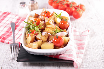 baked potato with tomato and garlic