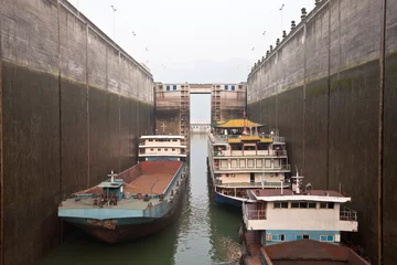 Cercles muraux Canal Ships in canal lock