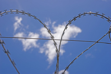 Stacheldraht vor blauem Himmel