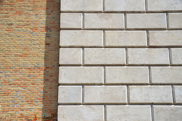 Mauer aus Natursteinplatten und alten Ziegeln