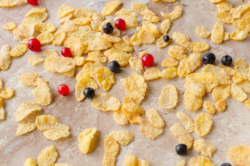 Obraz na płótnie Canvas corn flakes with red currants and blueberries for breakfast