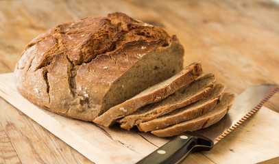 Bauernbrot auf Holzplatte