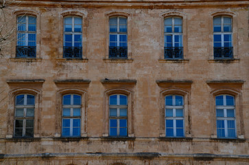 Fototapeta premium altes haus mit fenster und blauer himmel in marseille