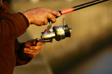 Pesca na marginal do rio.