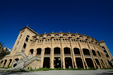 antikes stadion in mallorca mit blauem himmel