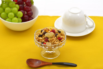 朝食　フルーツグラノーラ