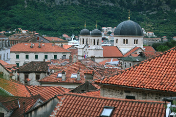 Obraz premium building red rooftops European town on the coast