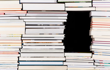 Schwarze Lücke in einem Stapel von Büchern