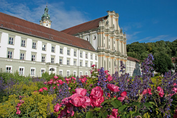 Kloster Fürstenfeld mit Blumen im Vordergrund.