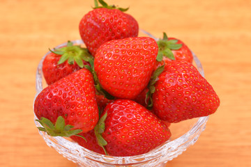 イチゴ　/　熟れた甘酸っぱいイチゴ