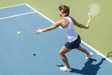 Fototapeten Young woman playing tennis © BGStock72