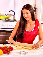 Obraz na płótnie Canvas Young woman cooking at kitchen.